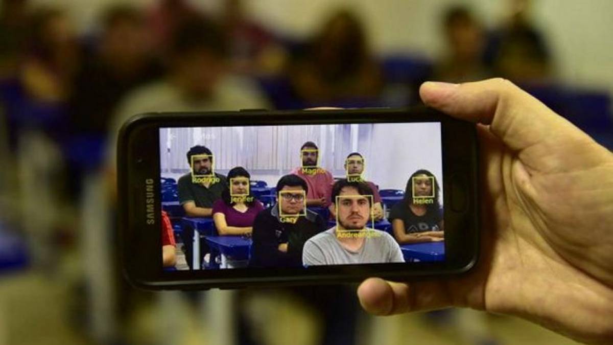 Professores brasileiros realizam chamada por reconhecimento facial