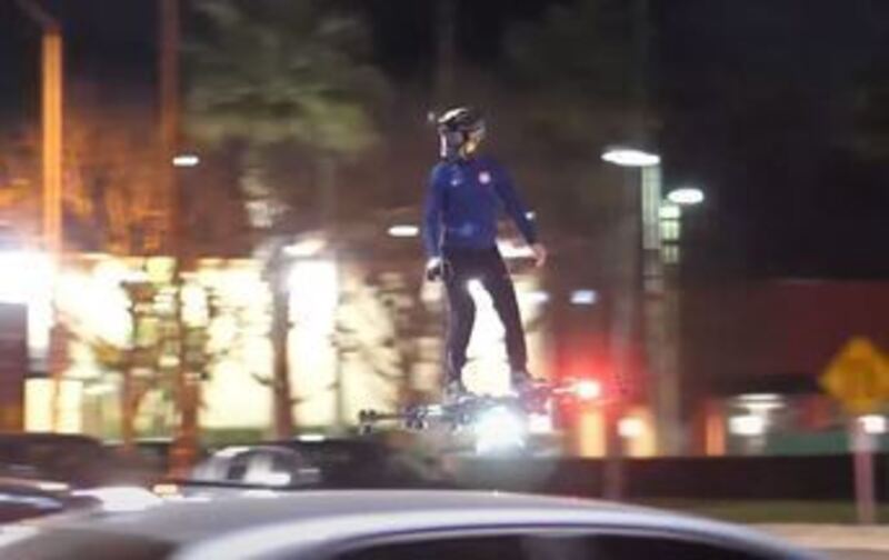 Vídeo mostra homem com 'skate voador' em ruas dos EUA